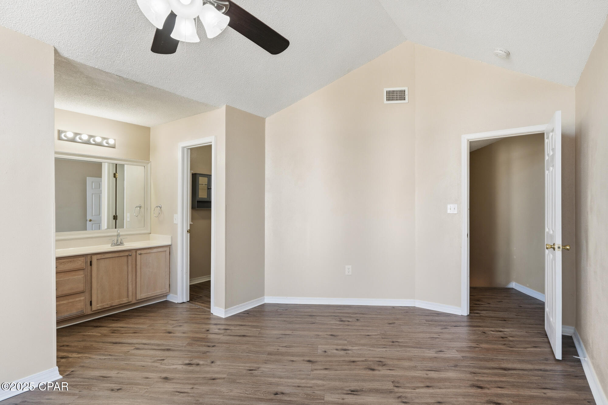 Listing photo id 15 for 7242 Grimms Landing