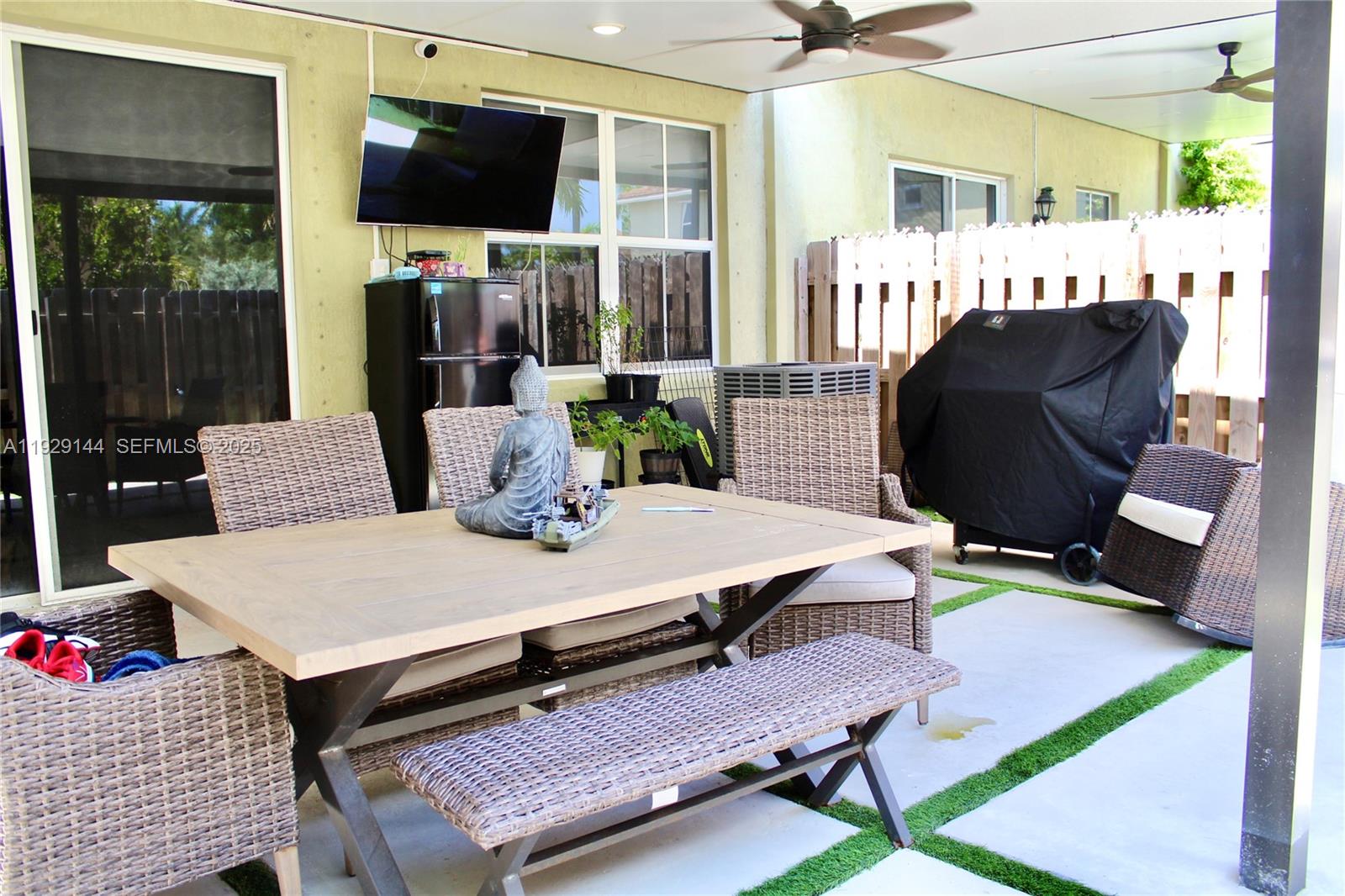 Great Opportunity in Homestead! Beautiful 4-Bedroom, 3-Bathroom Home Located in a quiet and family-friendly community, this spacious home offers comfort and style throughout. Enjoy open living spaces, a modern kitchen, and bright, airy bedrooms. Prime location: close to hospitals, restaurants, shopping centers, and with easy access to the beautiful Florida Keys. Motivated sellers – ready to make a deal! Don't miss out on this amazing opportunity to own the home of your dreams!