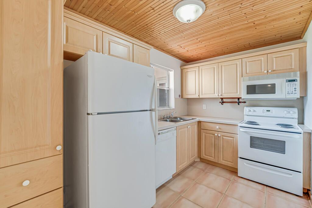 Golden Lakes Village Cond