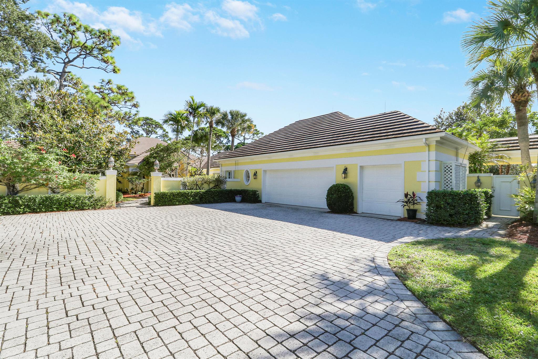 Homes for sale in Hobe Sound, FL | 7107 Se Golfhouse Dr, Hobe Sound, FL 33455 | MLS# R11147577