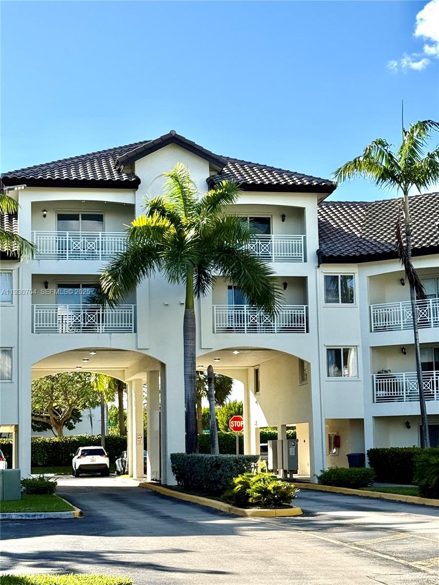 Ibis Villas At Doral Cond