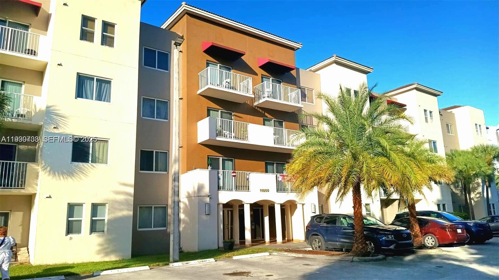 Stoning apartment, 2 bedroom and 2 bathrooms, with in unit washer and dryer, water proof laminated floor, big balcony for your coffee mornings,  assigned parking spaces, open kitchen concept, illuminated place for your peace yoga moments, 3 community pools for relaxing, park and more.