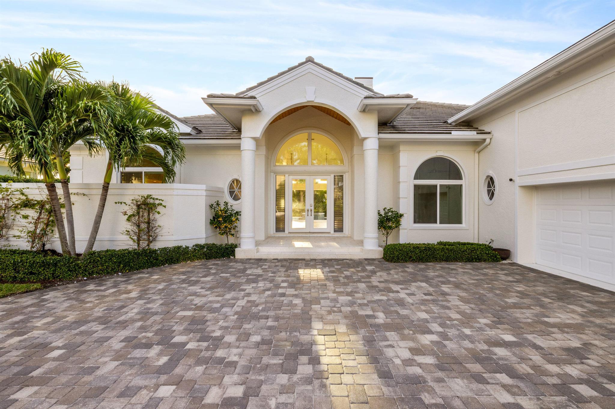 Homes for sale in Stuart, FL | 2925 Se Dune Dr, Stuart, FL 34996 | MLS# R11148252