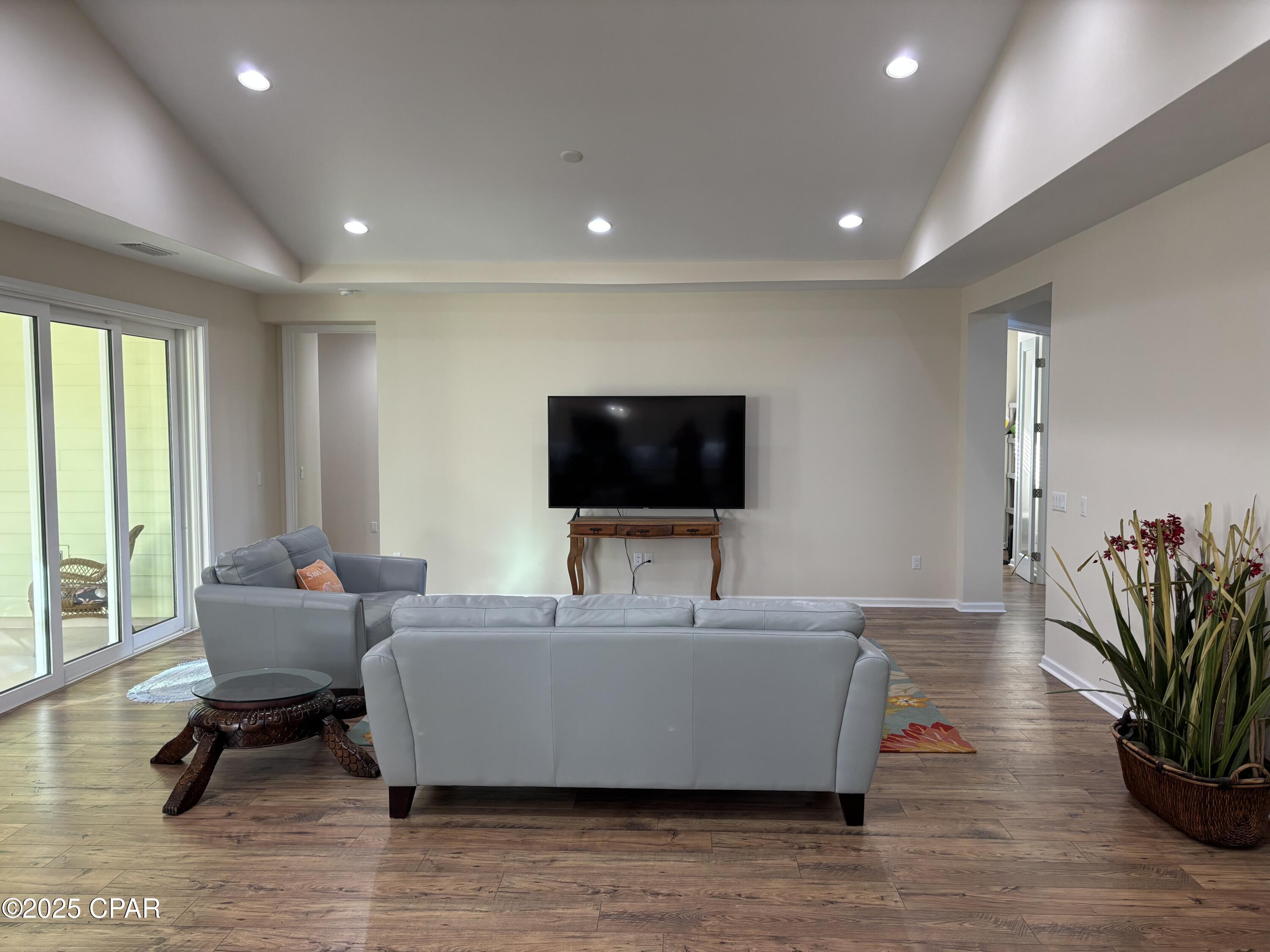 Image 11 For 8340 Fins Up Court