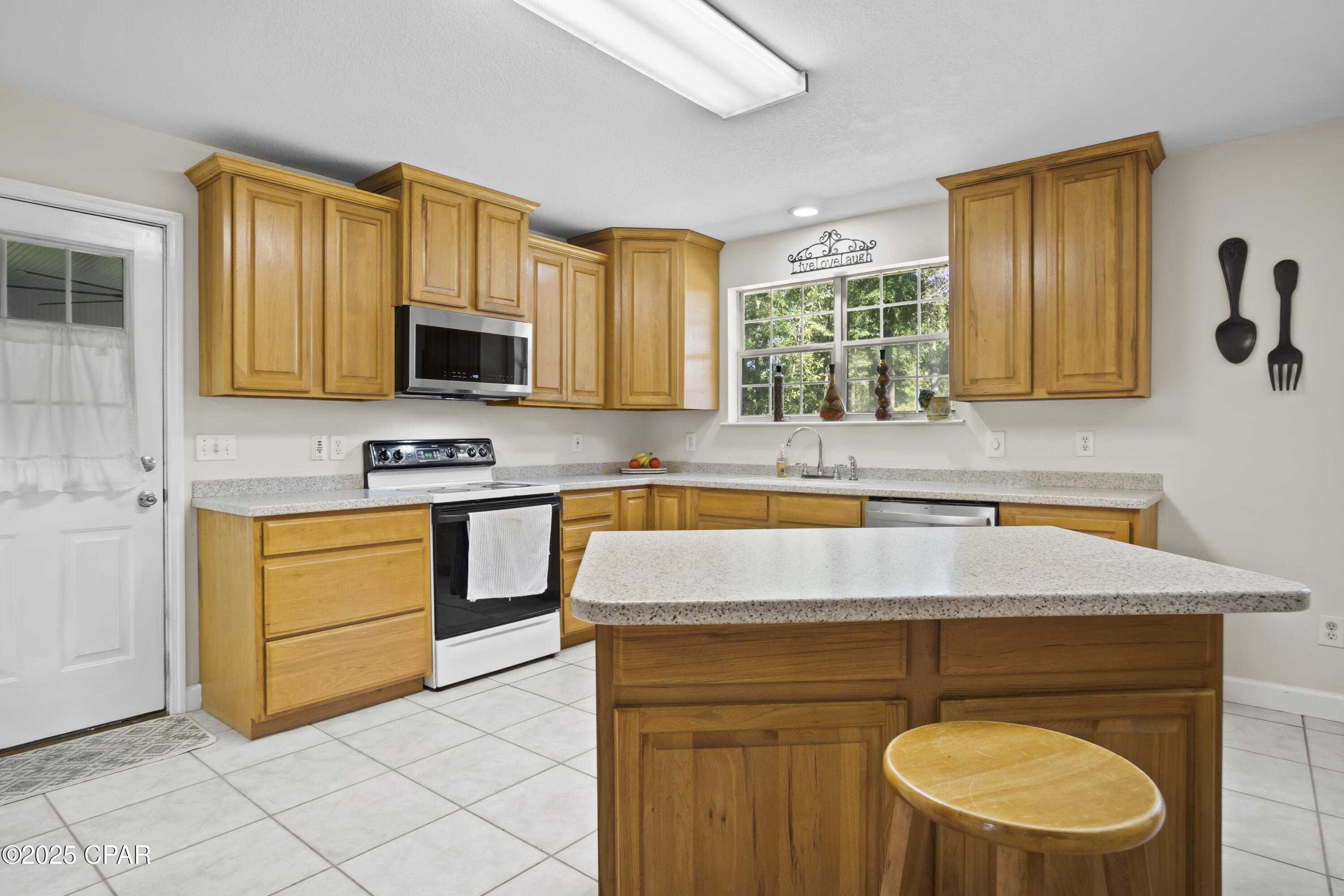 Listing photo id 14 for 585 Chigger Lane