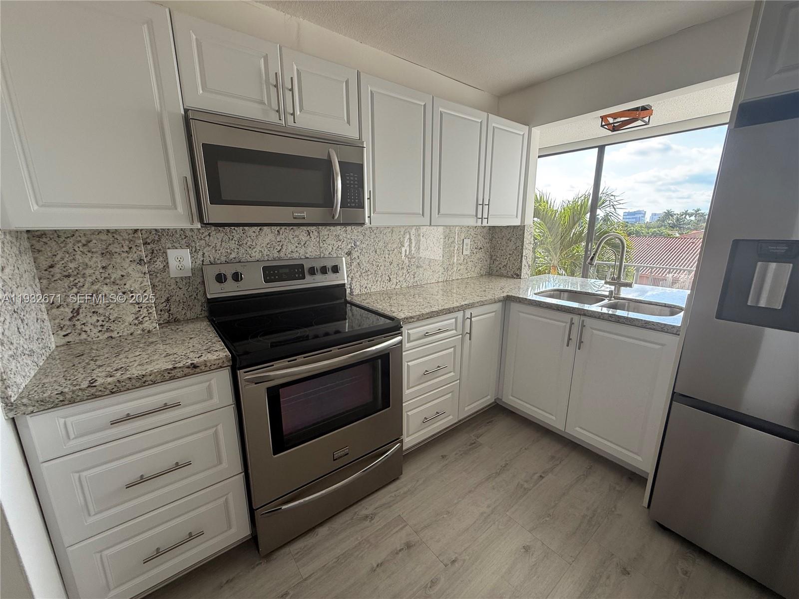 Versialles Gardens II Con