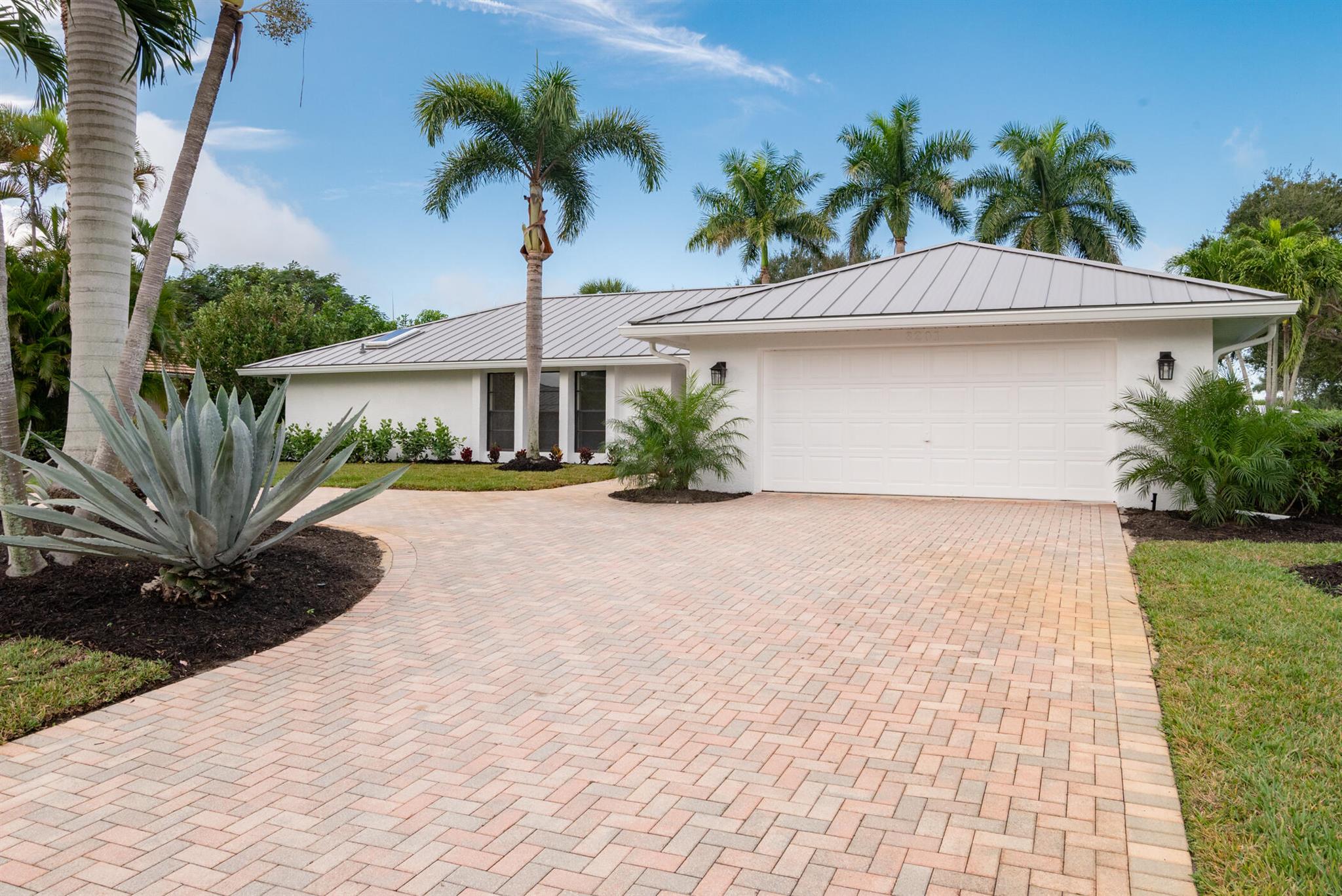 Homes for sale in Stuart, FL | 3201 Se Fairway W, Stuart, FL 34997 | MLS# R11148951