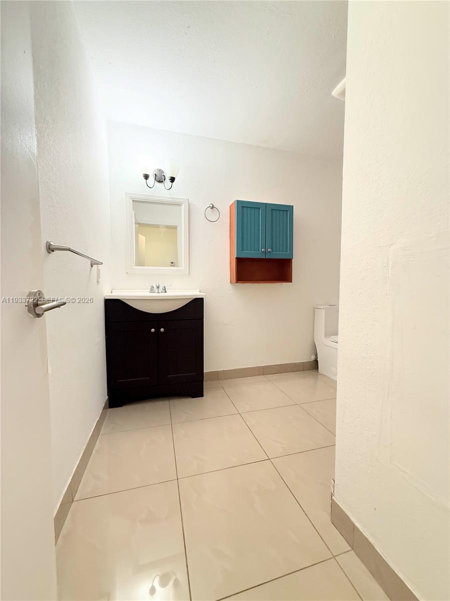 Elegant master bedroom retreat at 2950 Griffin Rd - Home in Dania Beach
