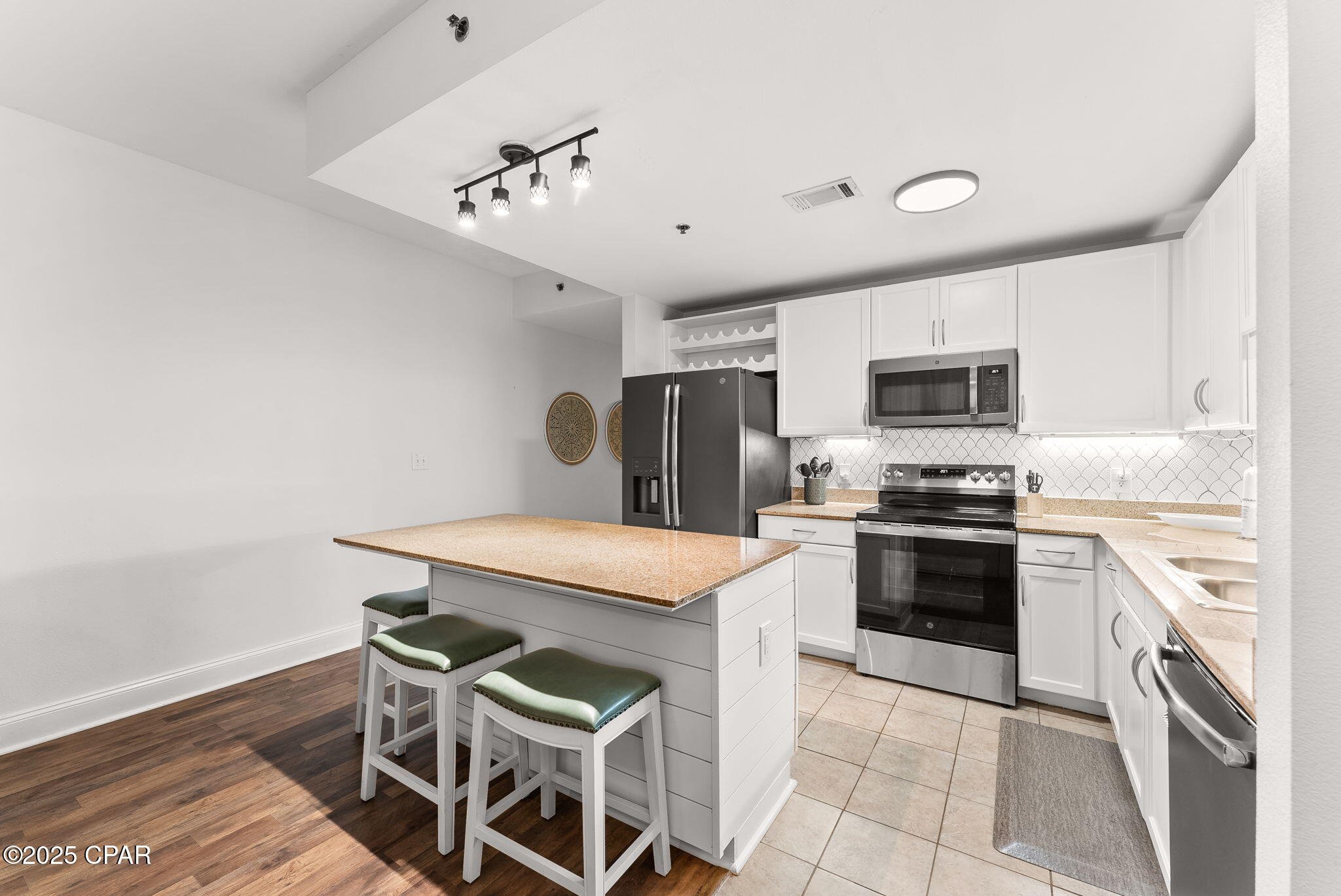 Image 8 For 9902 Thomas Drive 628