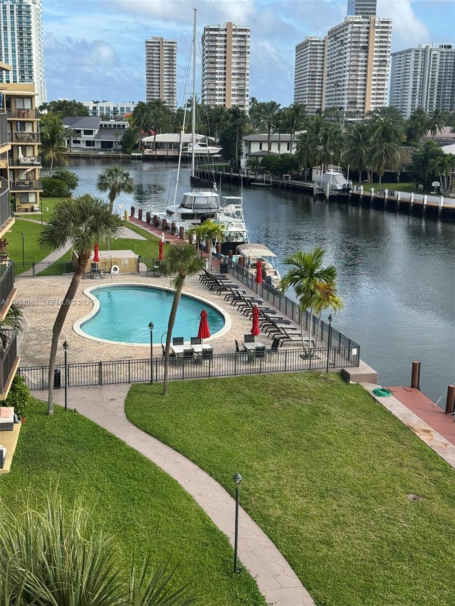 Yacht Club Condo (The)