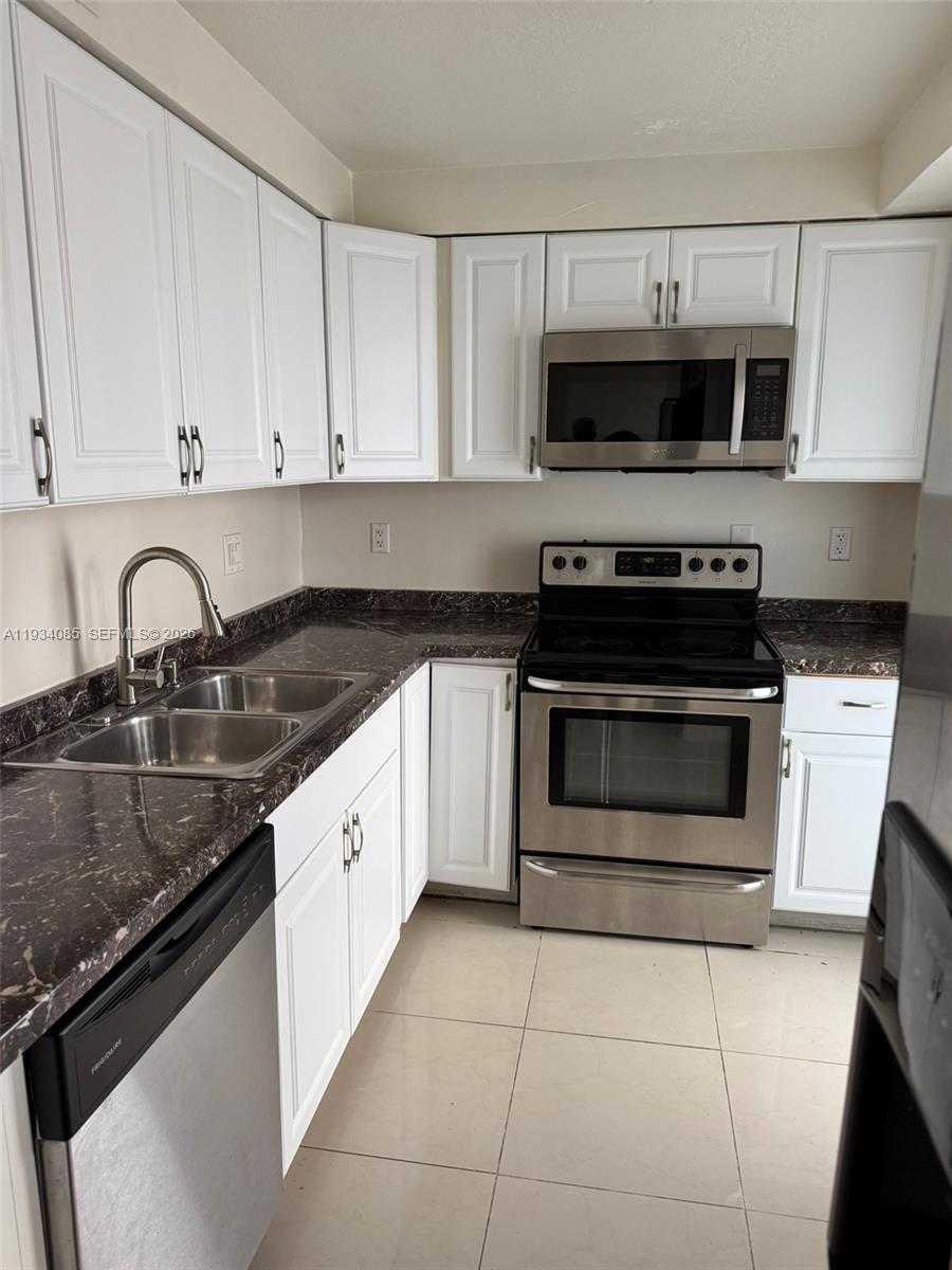 Yacht Club Condo (The)