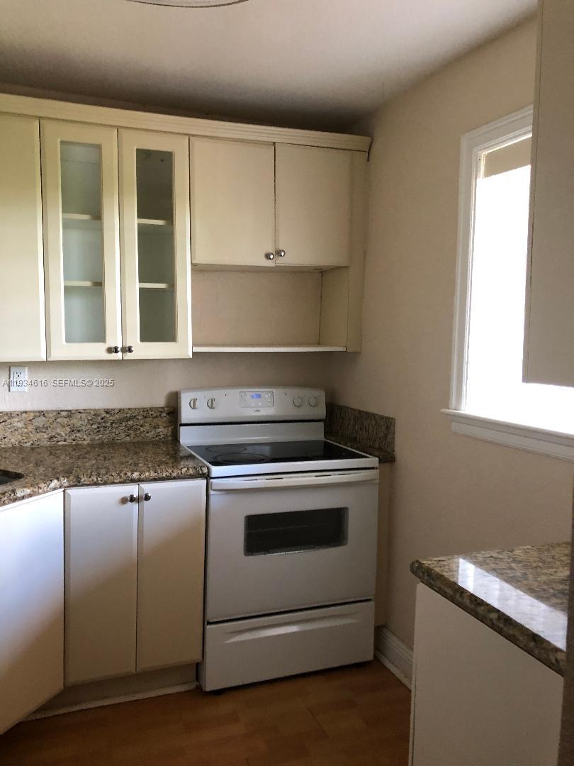 INVESTORS GREAT OPPORTUNITY! in the Palmetto Bay area This spacious corner unit includes a den for home office, play area or guest room. Only minutes from mayor highways, shopping center well know Dadeland Mall and The Falls.