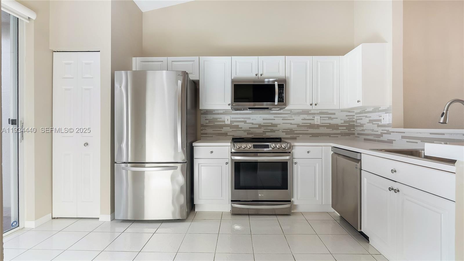 Homes for sale in Sunrise, FL | 7651 S Aragon Blvd #5, Sunrise, FL 33322 | MLS# A11934440