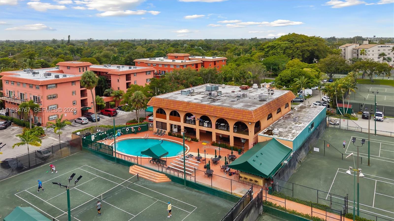 Tennis Club Tilden Condo