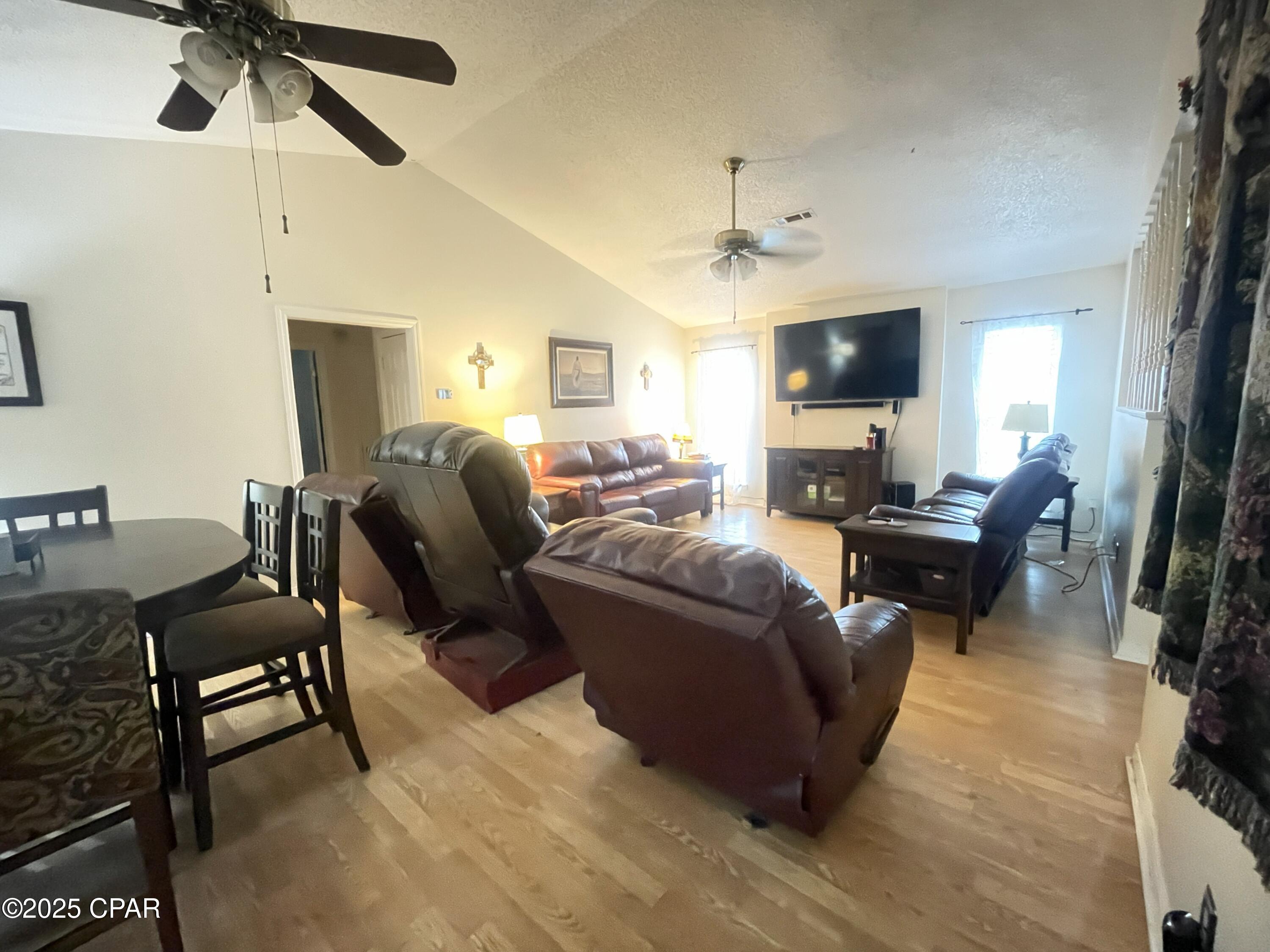 Listing photo id 12 for 5386 Cooper Street