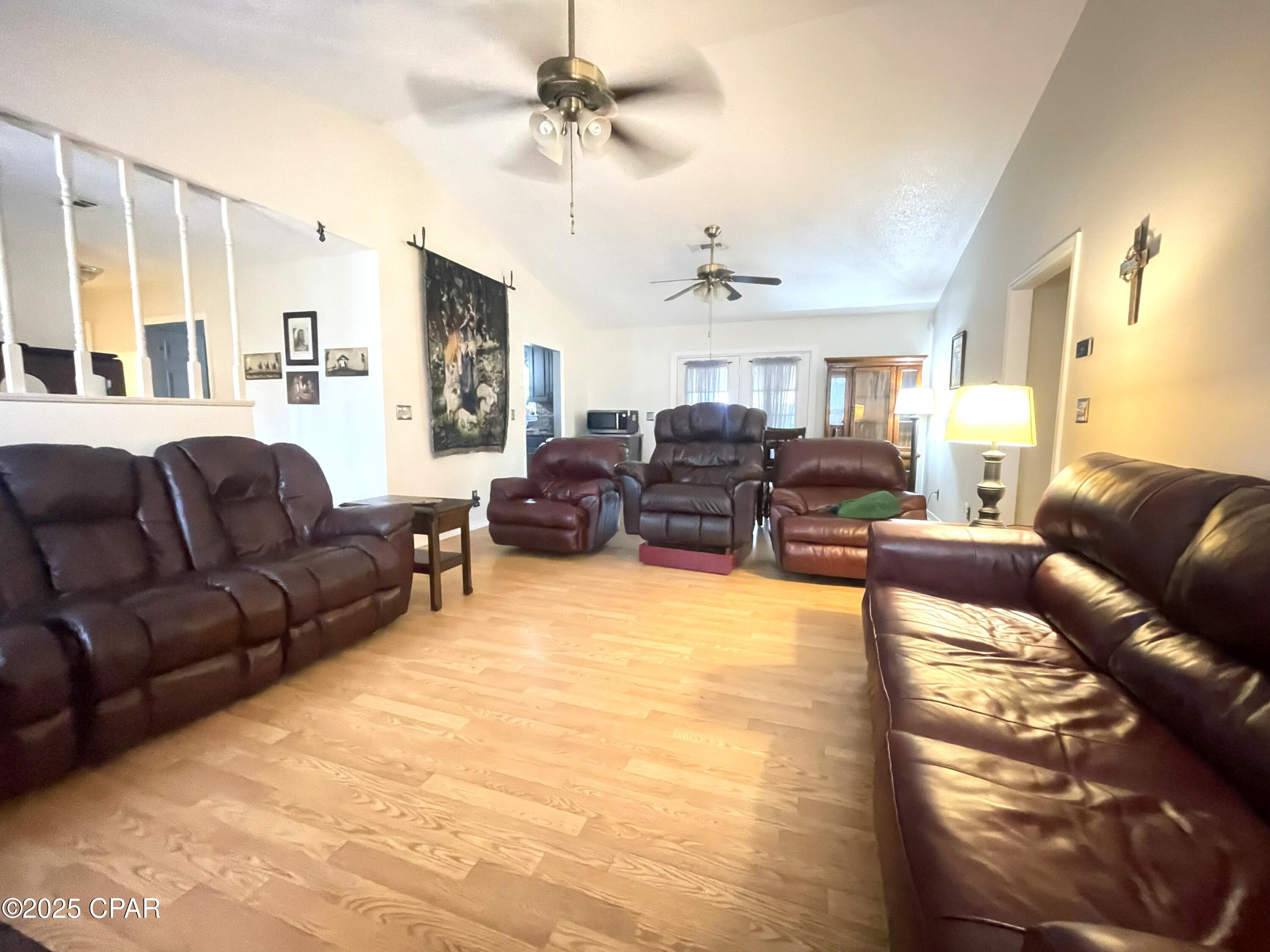 Listing photo id 14 for 5386 Cooper Street