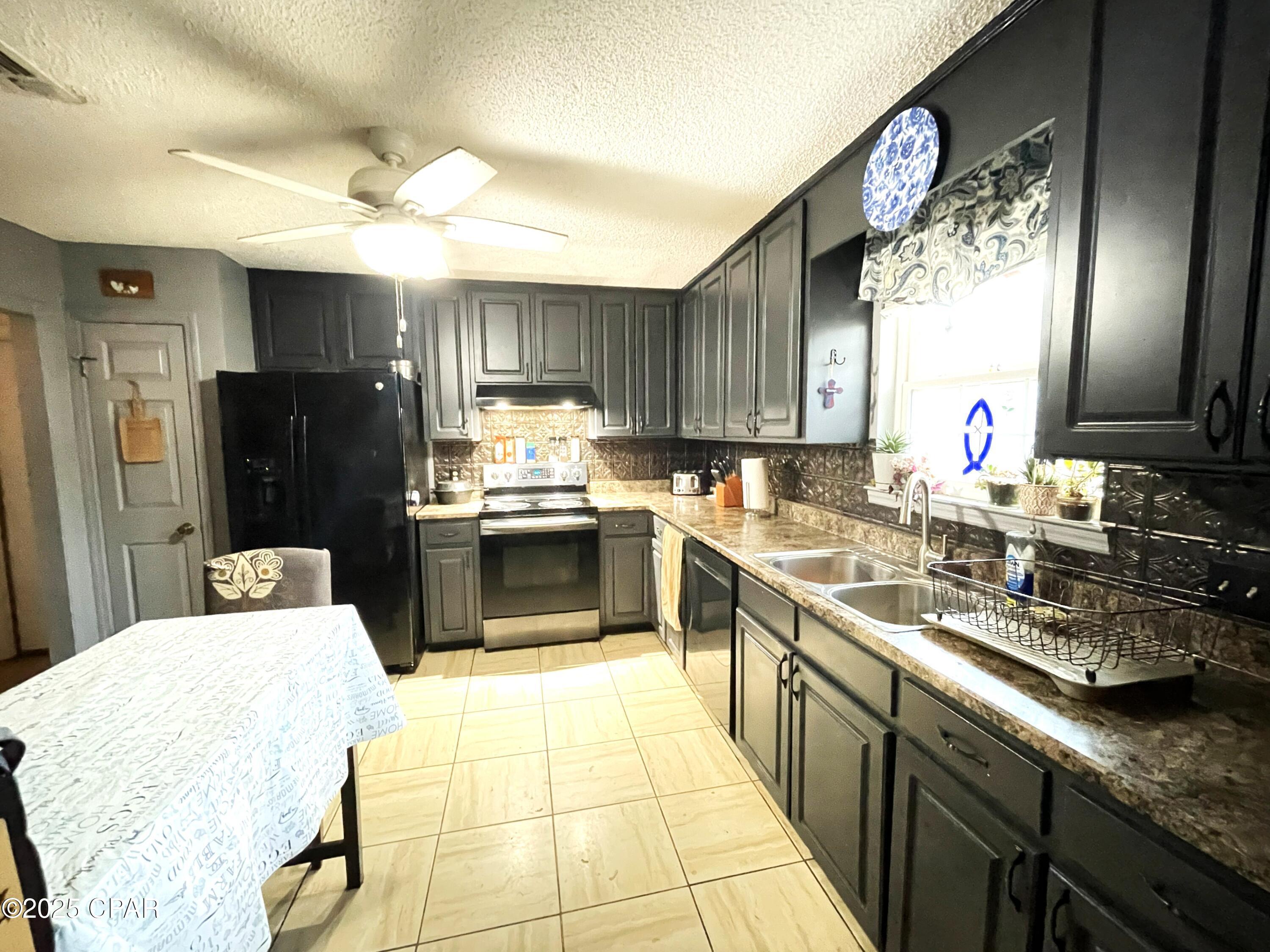 Listing photo id 17 for 5386 Cooper Street