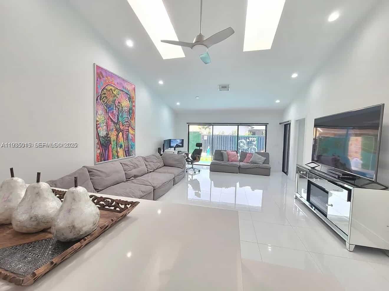 Impressive exterior facade at 270 7th St - Home in Dania Beach