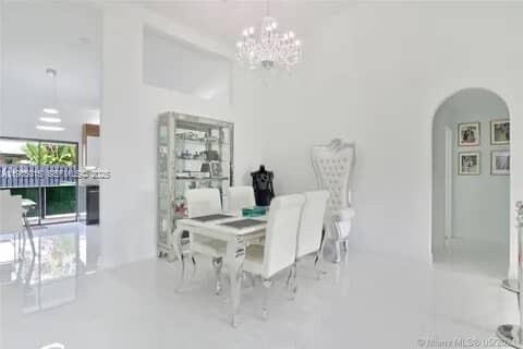 Spacious garage and storage at 270 7th St - Home in Dania Beach