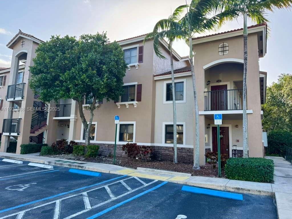 GREAT OPPORTUNITY TO RENT THIS BEAUTIFUL 3 BEDROOM, 2 BATHROOM APARTMENT. PROPERTY IN GREAT CONDITION, FRESHLY PAINTED. GATED COMMUNITY, GREAT AMENITIES, CLUB HOUSE, POOL, KIDS PLAYGROUND, EXERCISE ROOM, GREEN AREAS. PET FRIENDLY. WON'T LAST!!! .