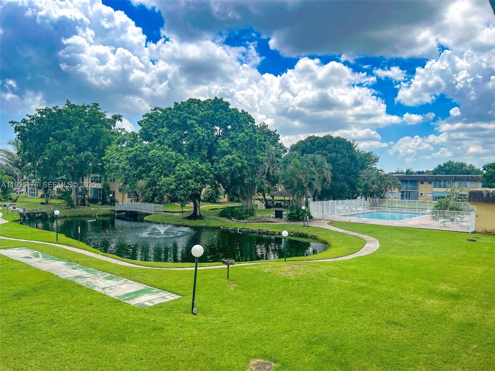 Oak Hills Condo No V