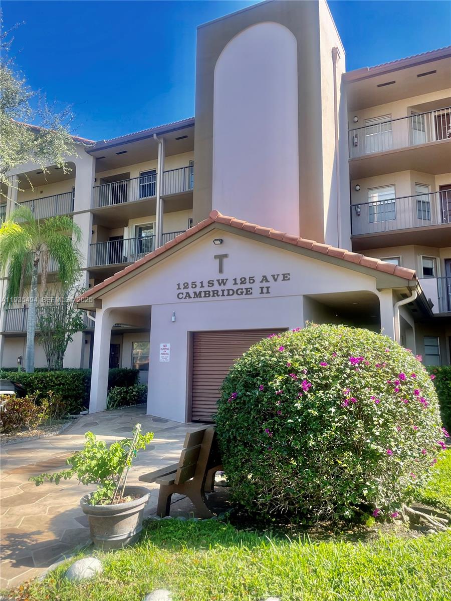 Cambridge At Century Vill