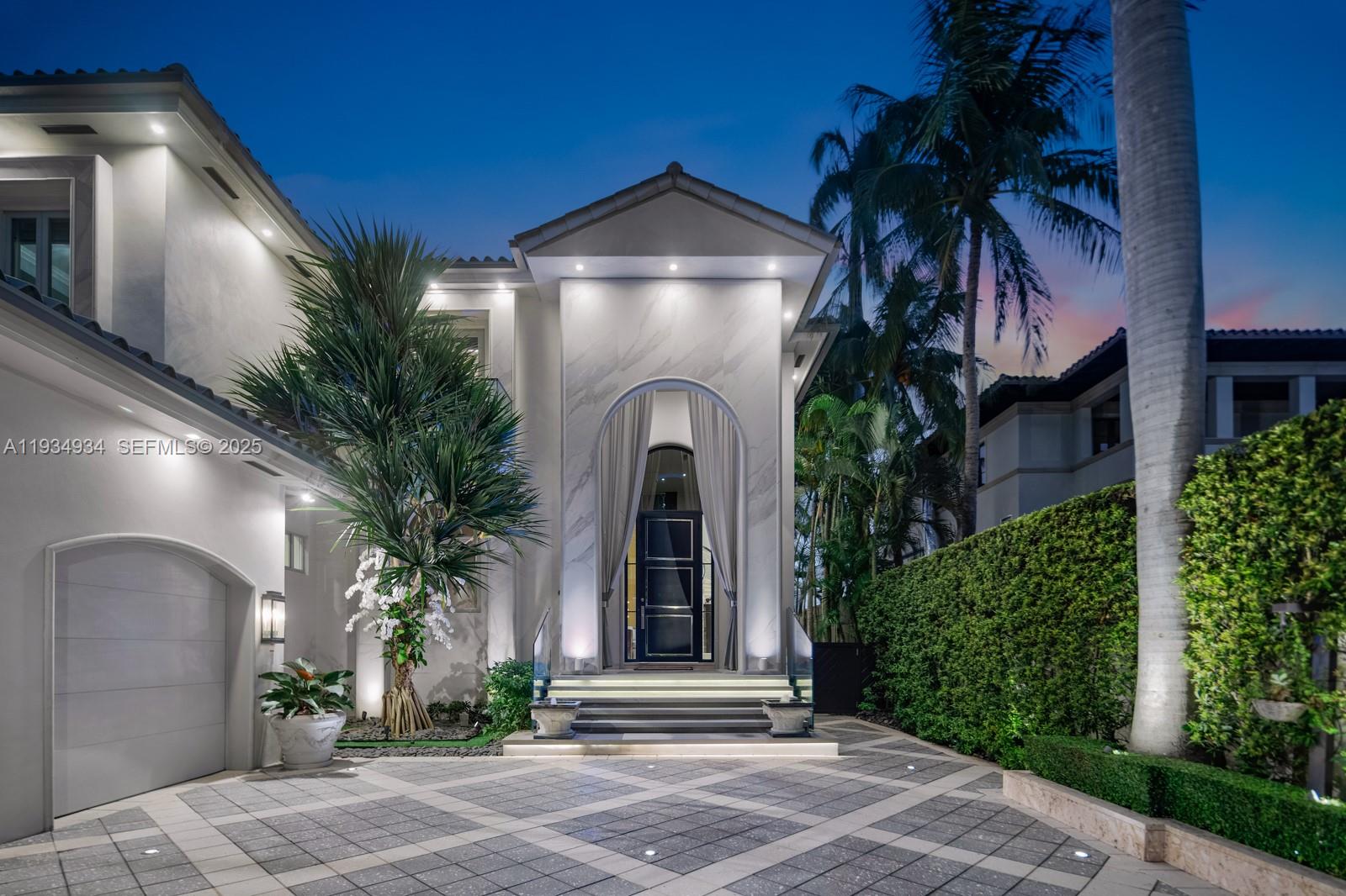 176 S Hibiscus Drive