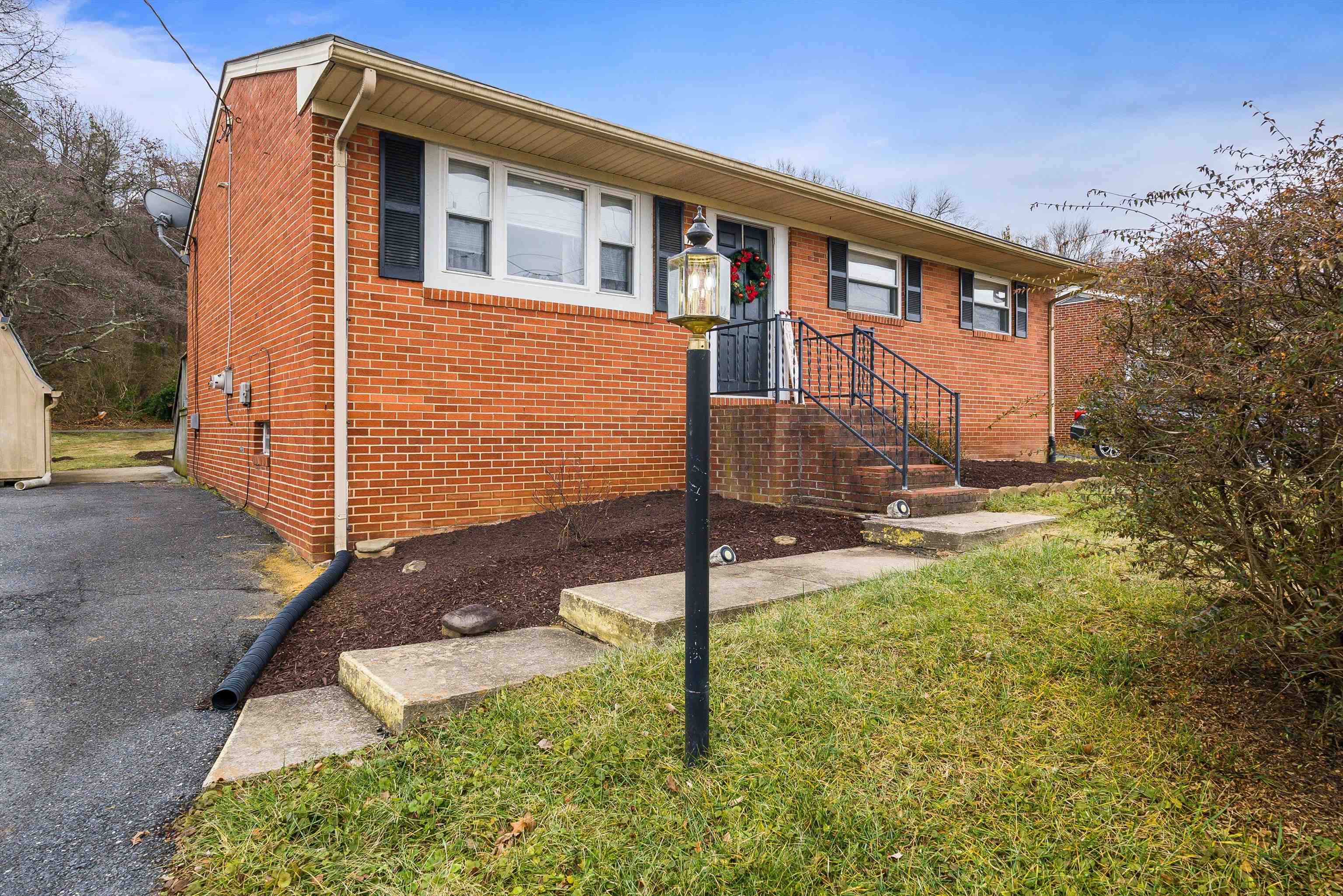 1124 S WINCHESTER AVE exterior