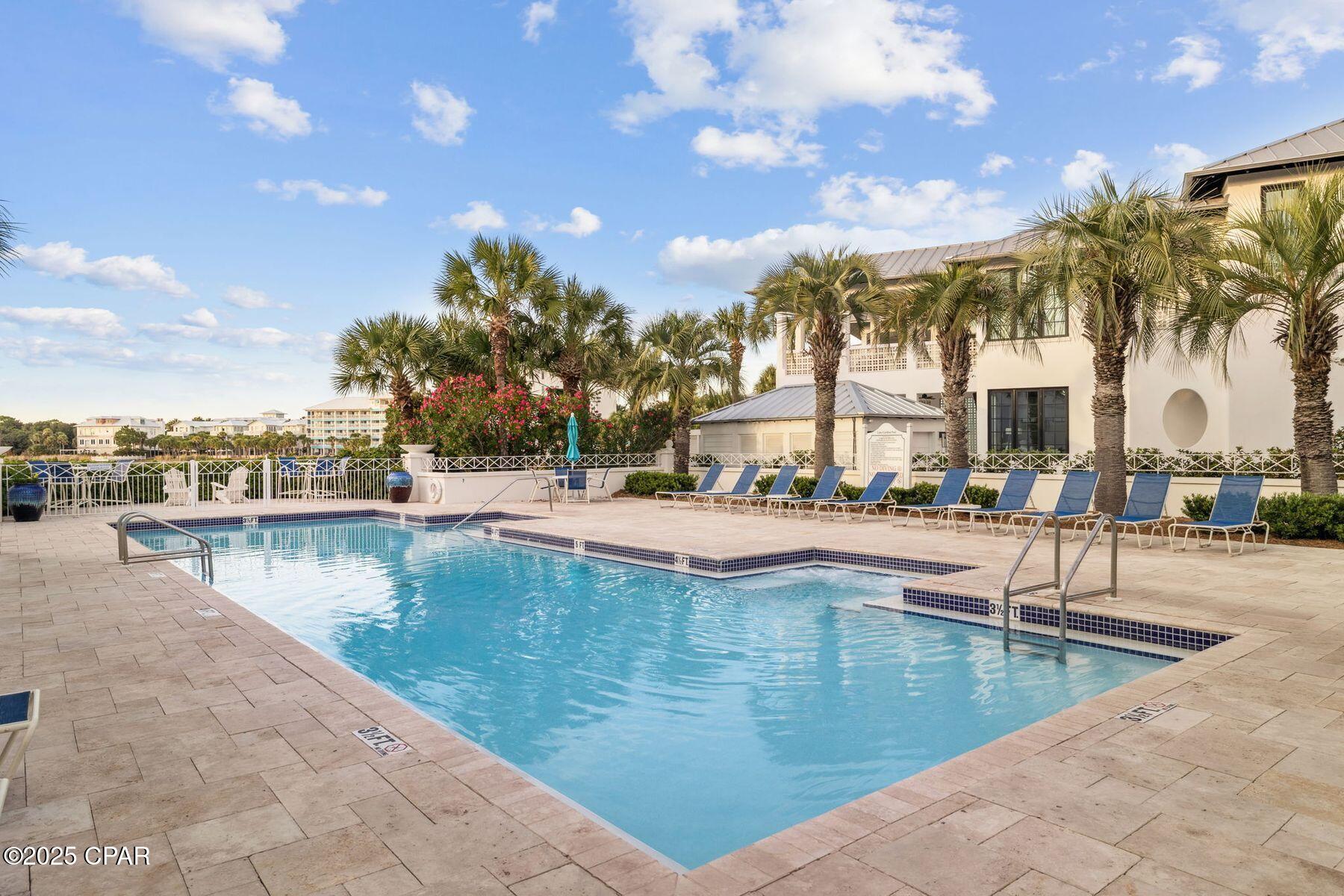 Listing photo id 49 for 118 Carillon Market Street 102