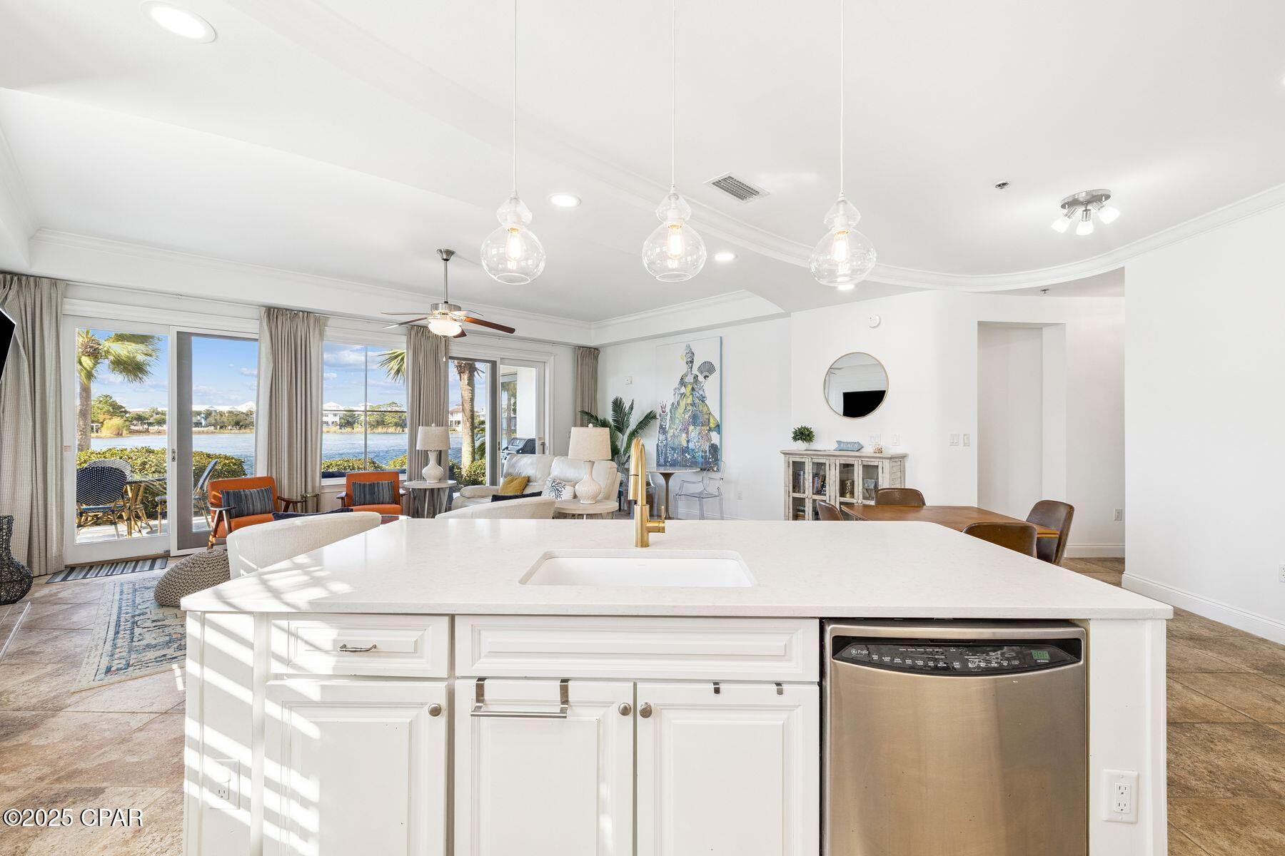 Listing photo id 6 for 118 Carillon Market Street 102