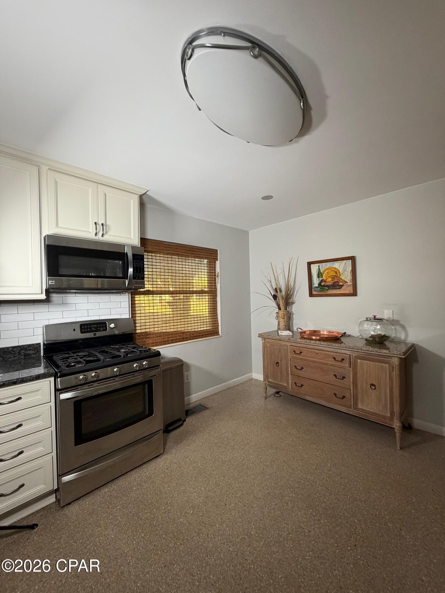 Listing photo id 19 for 405 Bay Shore Drive