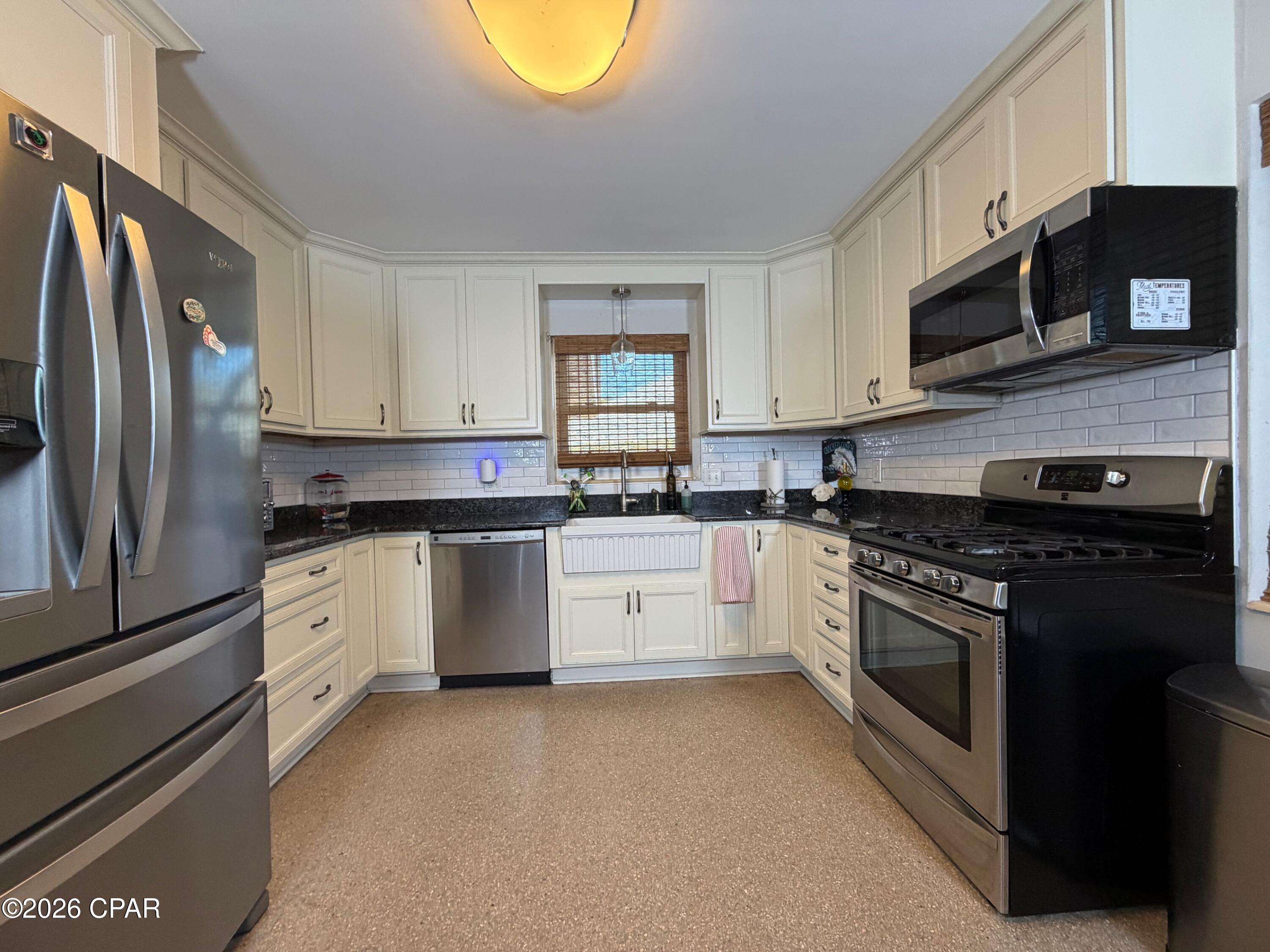 Listing photo id 22 for 405 Bay Shore Drive