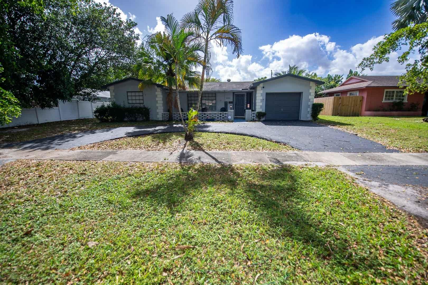 Hollywood Hills 6-22 B