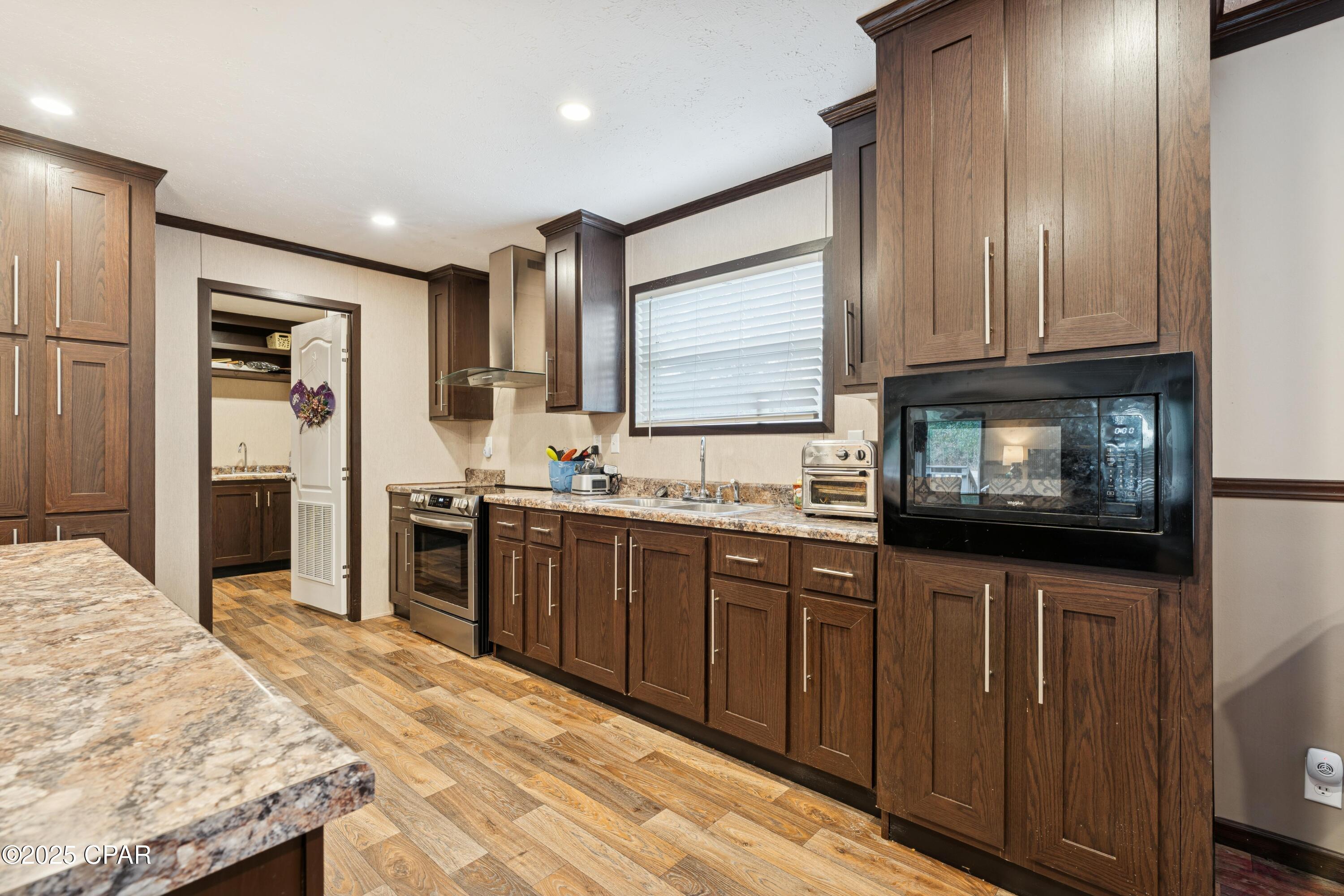 Image 8 For 214 Lakepoint Road