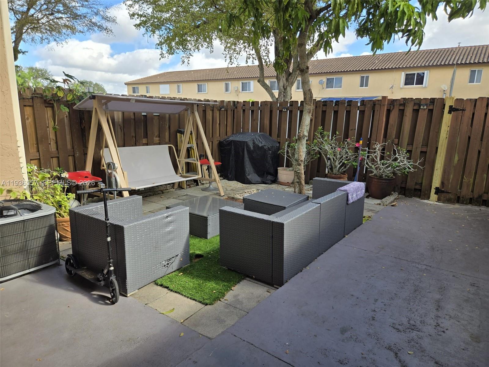 Lake & Tennis Villas Ph 1