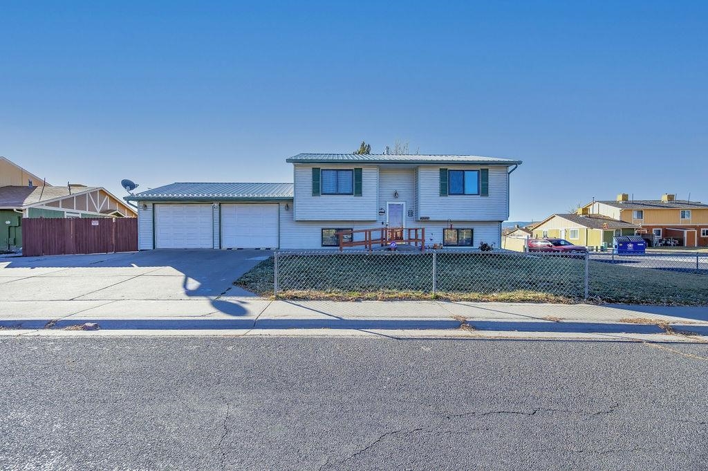 3209 E Hall Court
