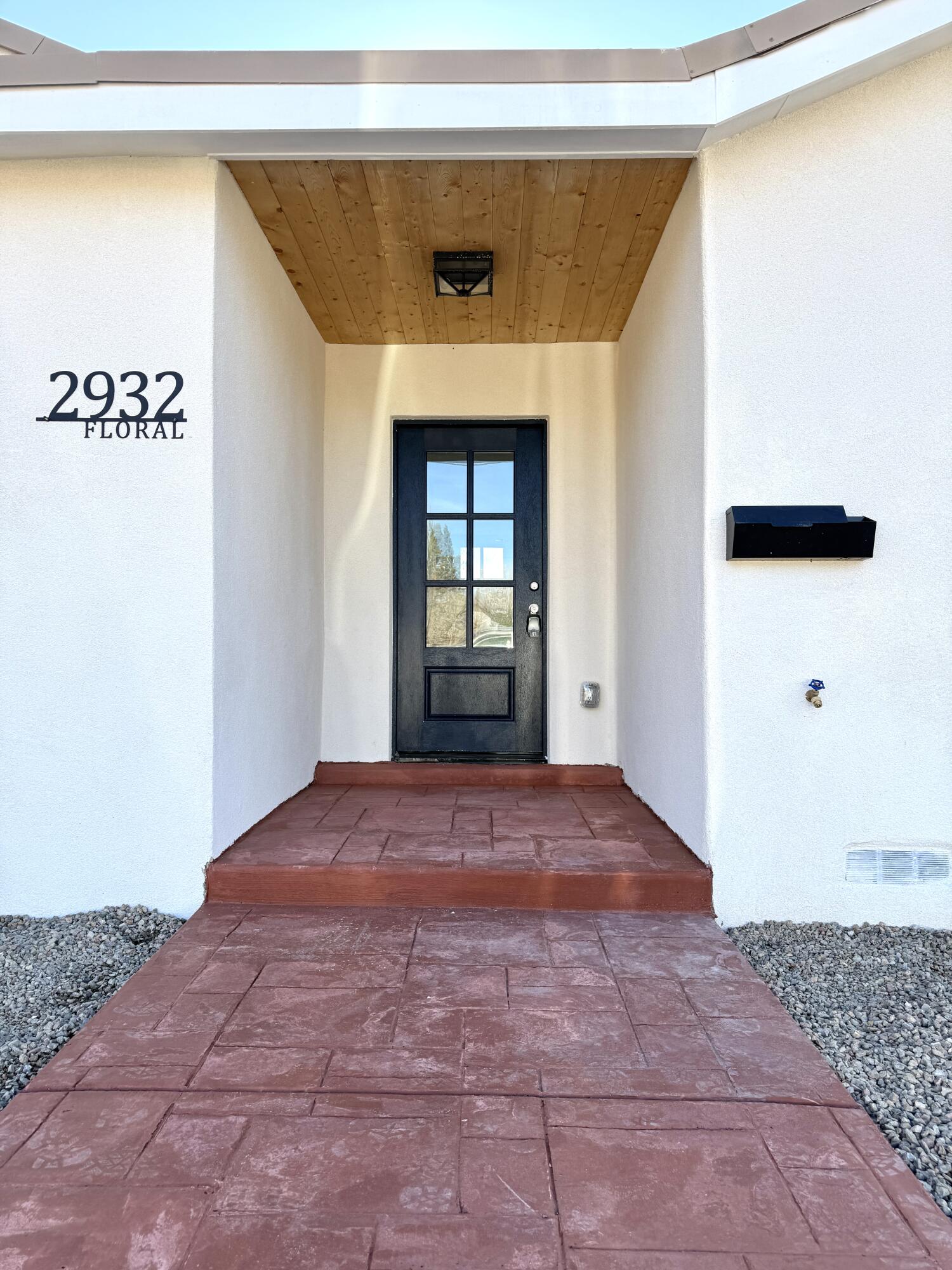 2932 Floral Road, Albuquerque NM 87104