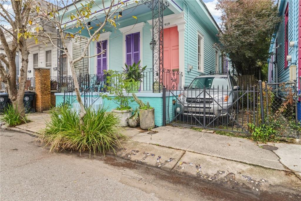 Homes for sale in New Orleans, LA | 919 Franklin Ave, New Orleans, LA 70117 | MLS# 2526674