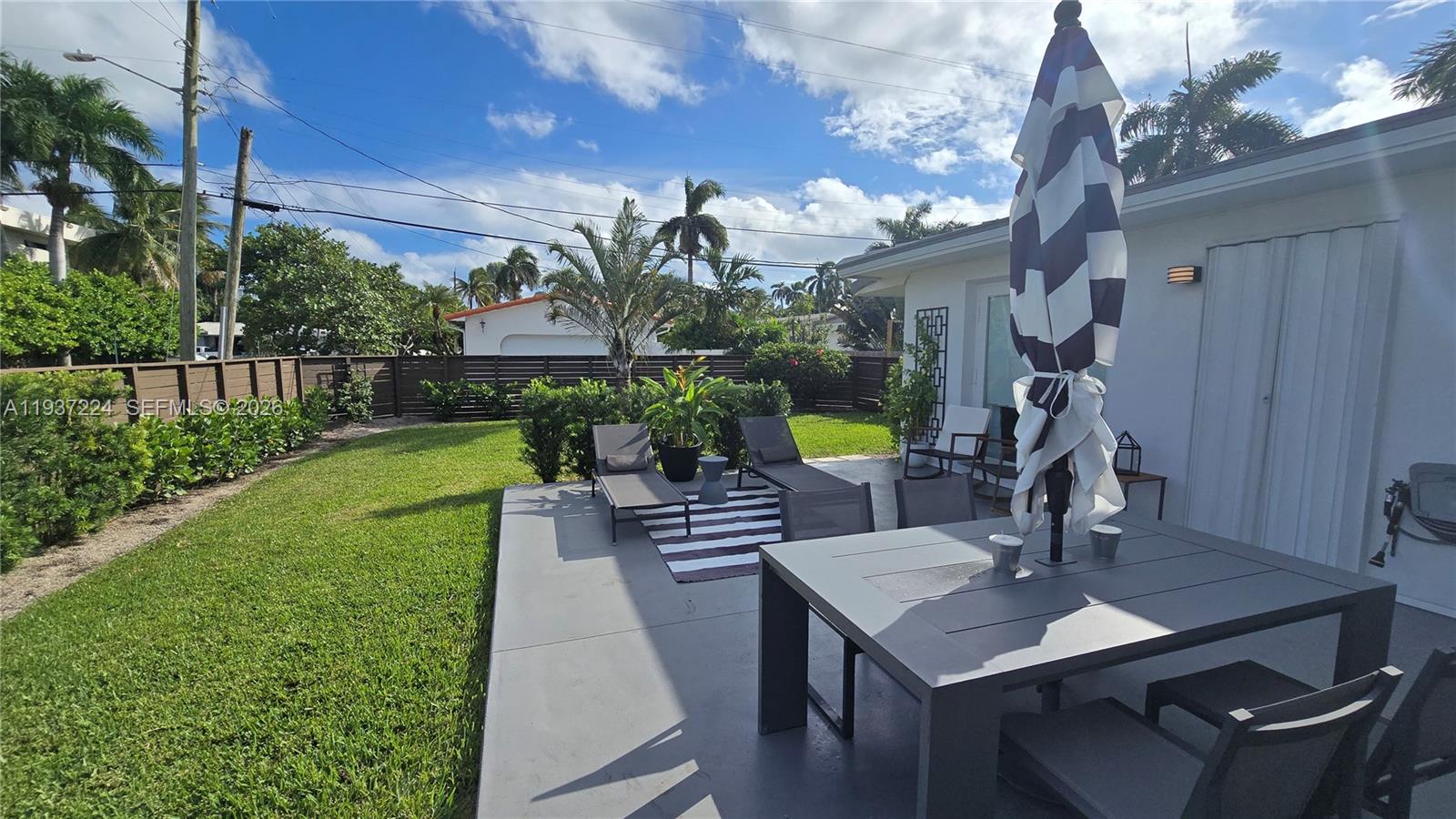 Hollywood Lakes Section