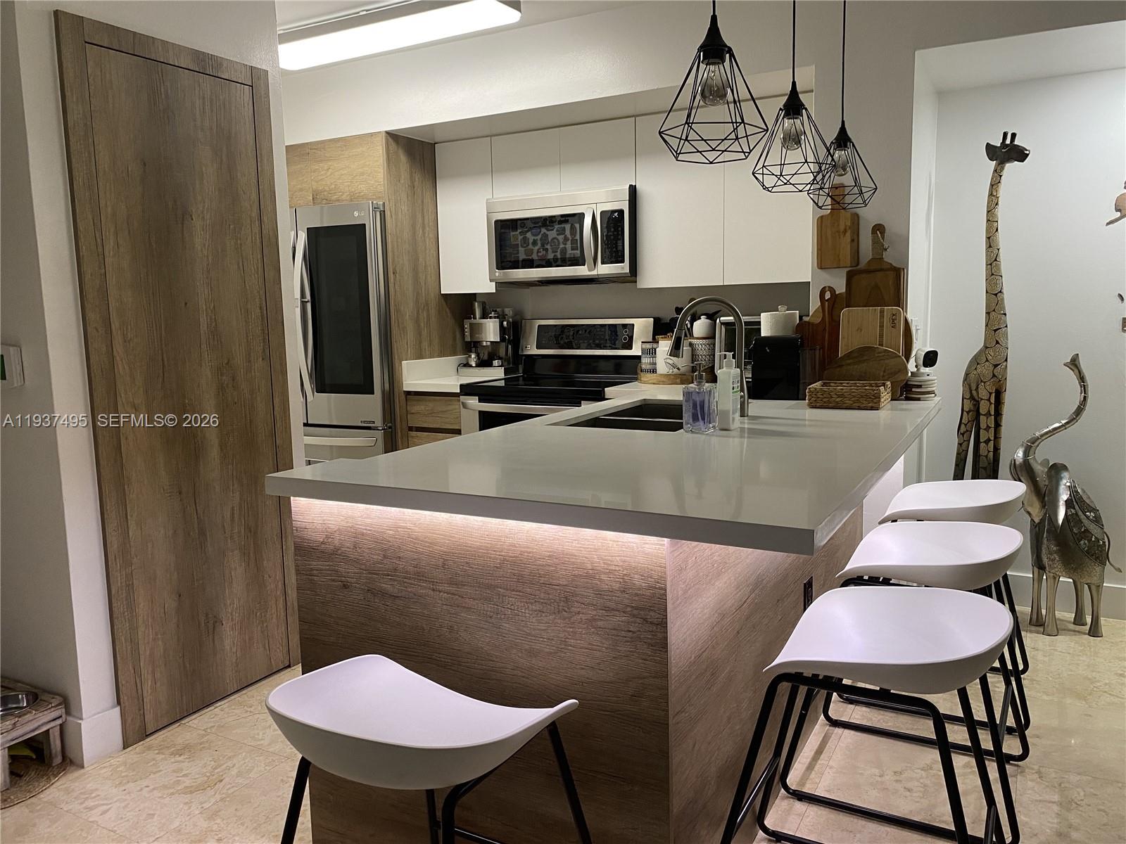 Devonaire Condo At Pembro