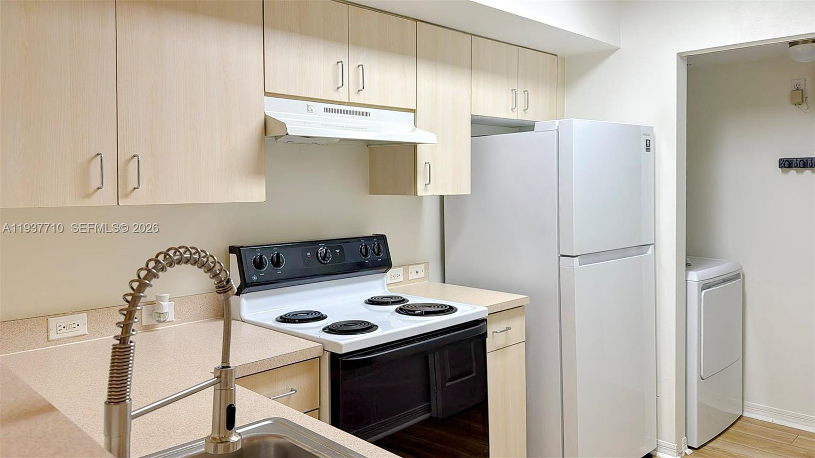 Devonaire Condo At Pembro