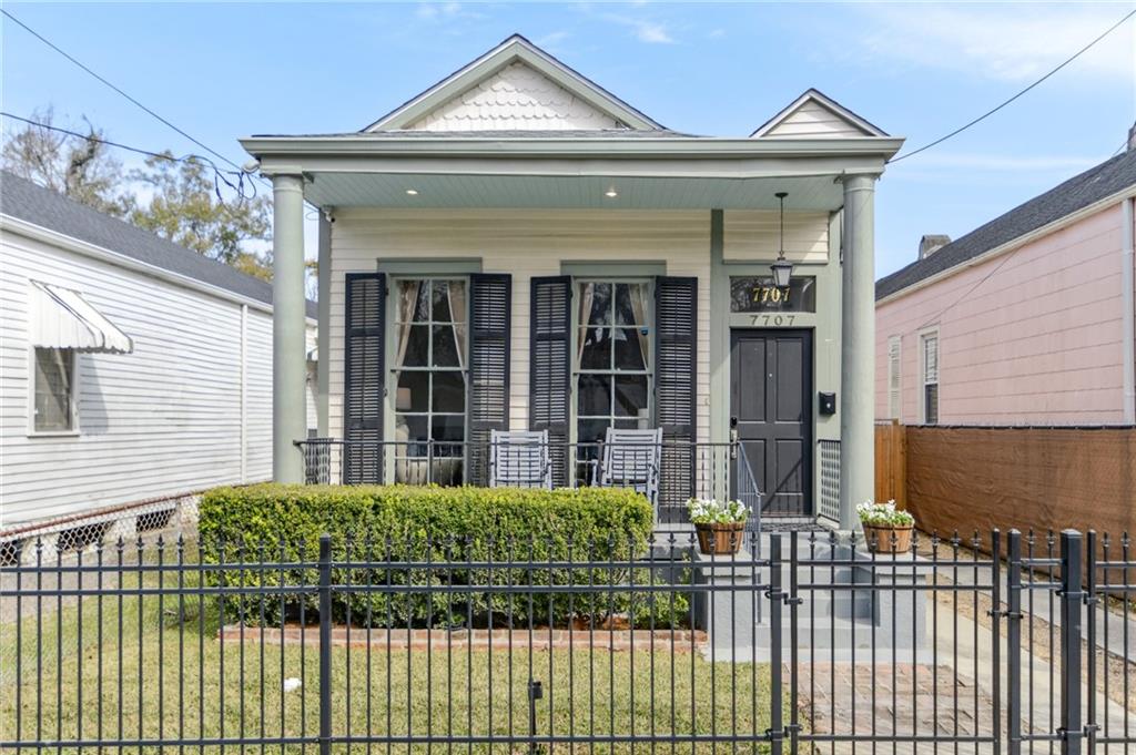 Homes for sale in New Orleans, LA | 7707 Oak St, New Orleans, LA 70118 | MLS# 2536270