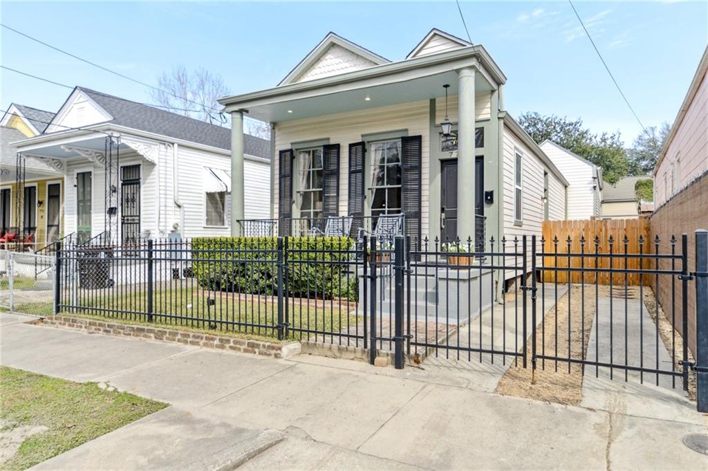 Homes for sale in New Orleans, LA | 7707 Oak St, New Orleans, LA 70118 | MLS# 2536270