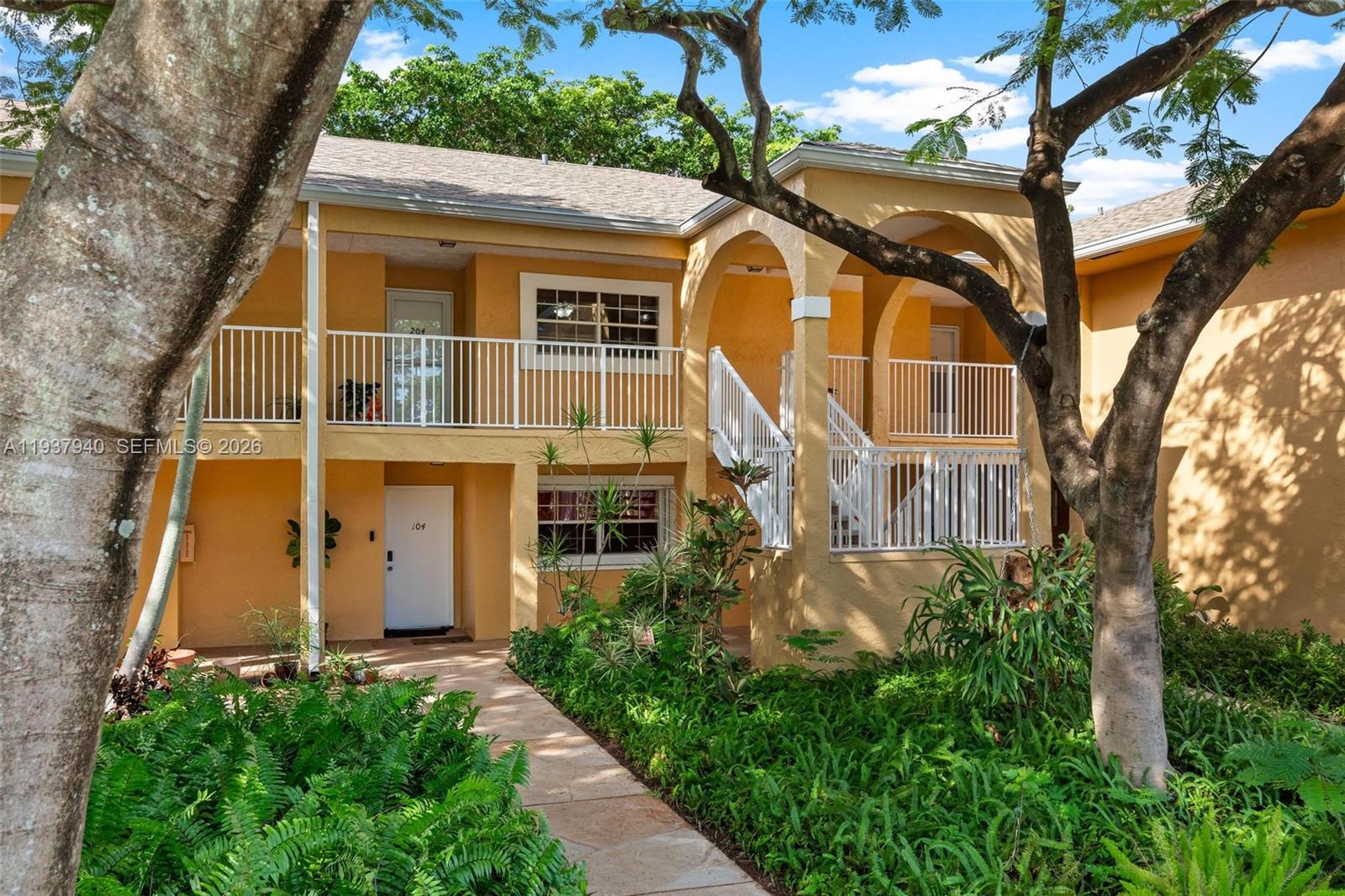 Chateau De Ville Condo