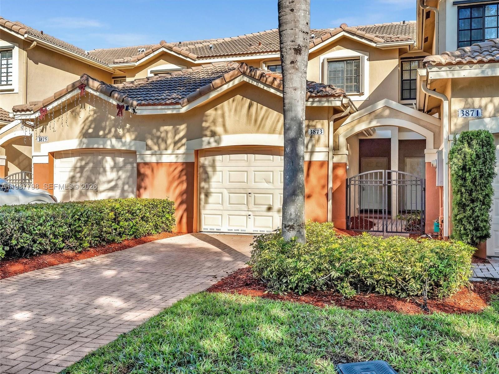 Coutryard At The Grove