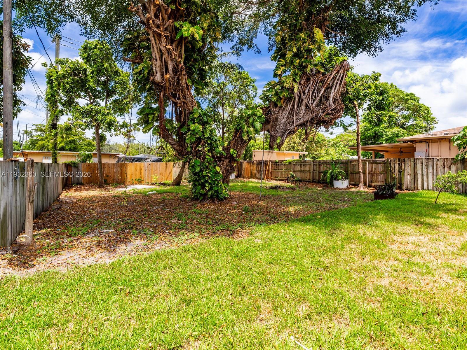 Spacious garage and storage at 254 4th St - Home in Dania Beach