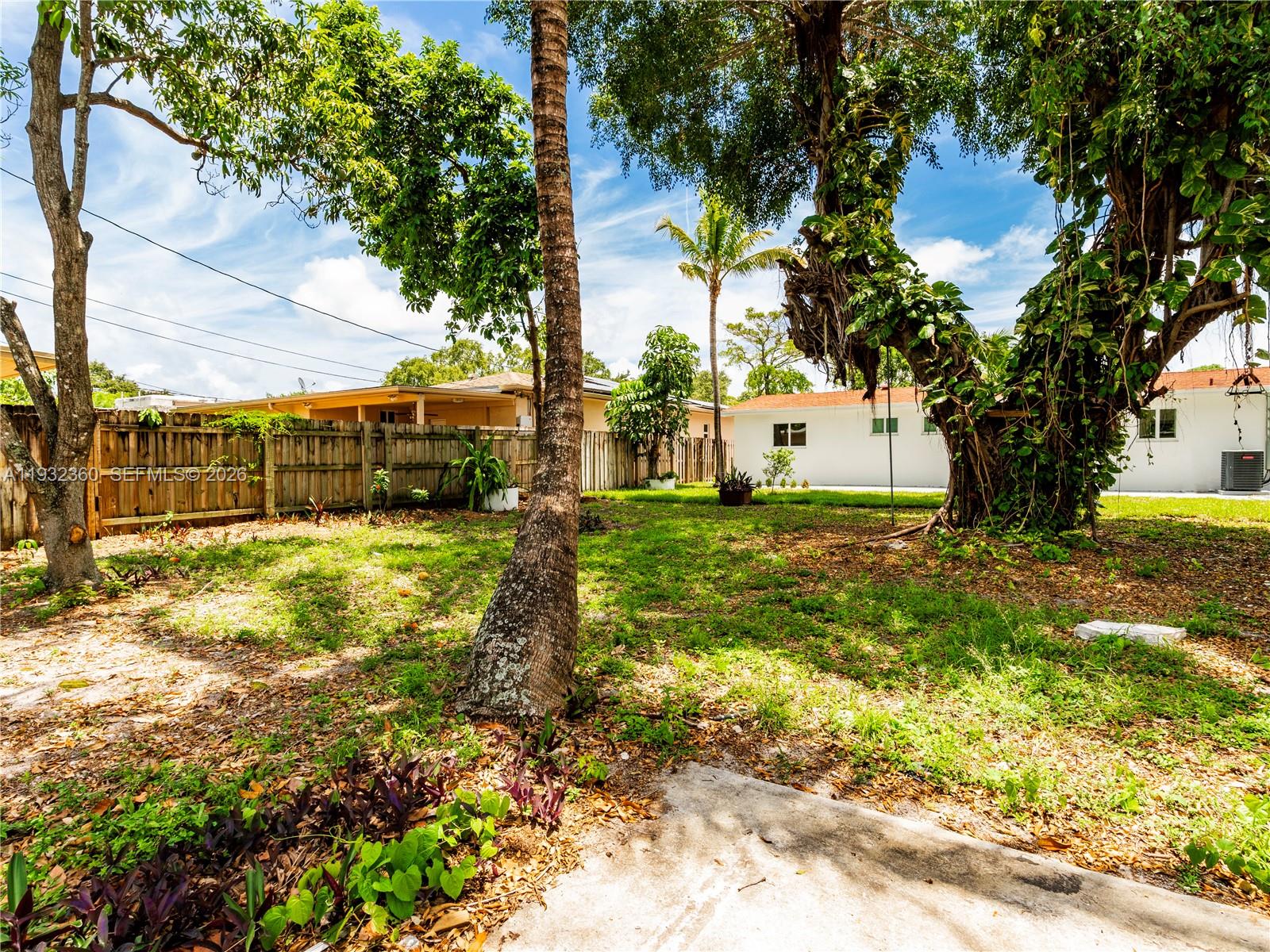 Spacious garage and storage at 254 4th St - Home in Dania Beach