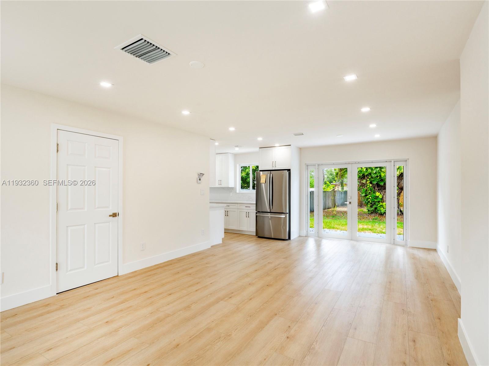 Spacious garage and storage at 254 4th St - Home in Dania Beach