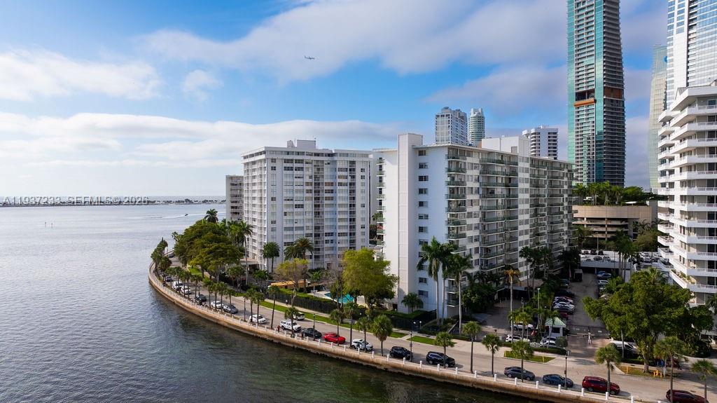 Move-in ready 1 bed / 1 bath condo with bay views in the heart of Brickell. Enjoy an oversized balcony overlooking the recently renovated pool, an ideal space for relaxing or entertaining. The residence features a spacious kitchen and a functional layout filled with natural light. Full-service amenities include a well-equipped gym and sauna. Live steps from Brickell’s dining, shopping, and nightlife while enjoying comfort, convenience, and true city living.