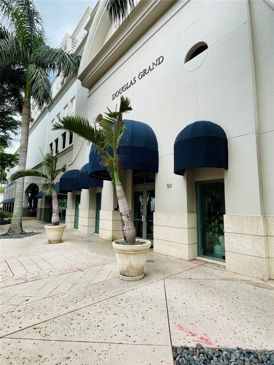 Spacious 1 bedroom, 1 bathroom conveniently located in the beautiful city of Coral Gables, with washer/dryer in unit. Internet, basic cable, water, garbage, 1 covered assigned parking is included. Amenities include large community pool and fitness center. Pet friendly building, very close to Miami International Airport, Shops, Restaurants and Bars of Miracle Mile, University of Miami and Miami Dade College. Walking distance from Publix supermarket. Next to Philips Park that offers outdoor recreation, training and sports facilities and Tennis courts